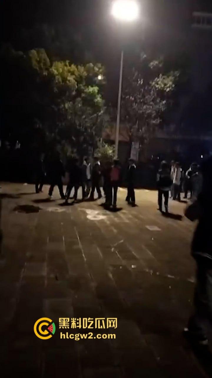 血腥慎入!四川自贡富顺县多名精神小伙当街聚众斗殴 致一人归西一人ICU 真实现场曝光-4
