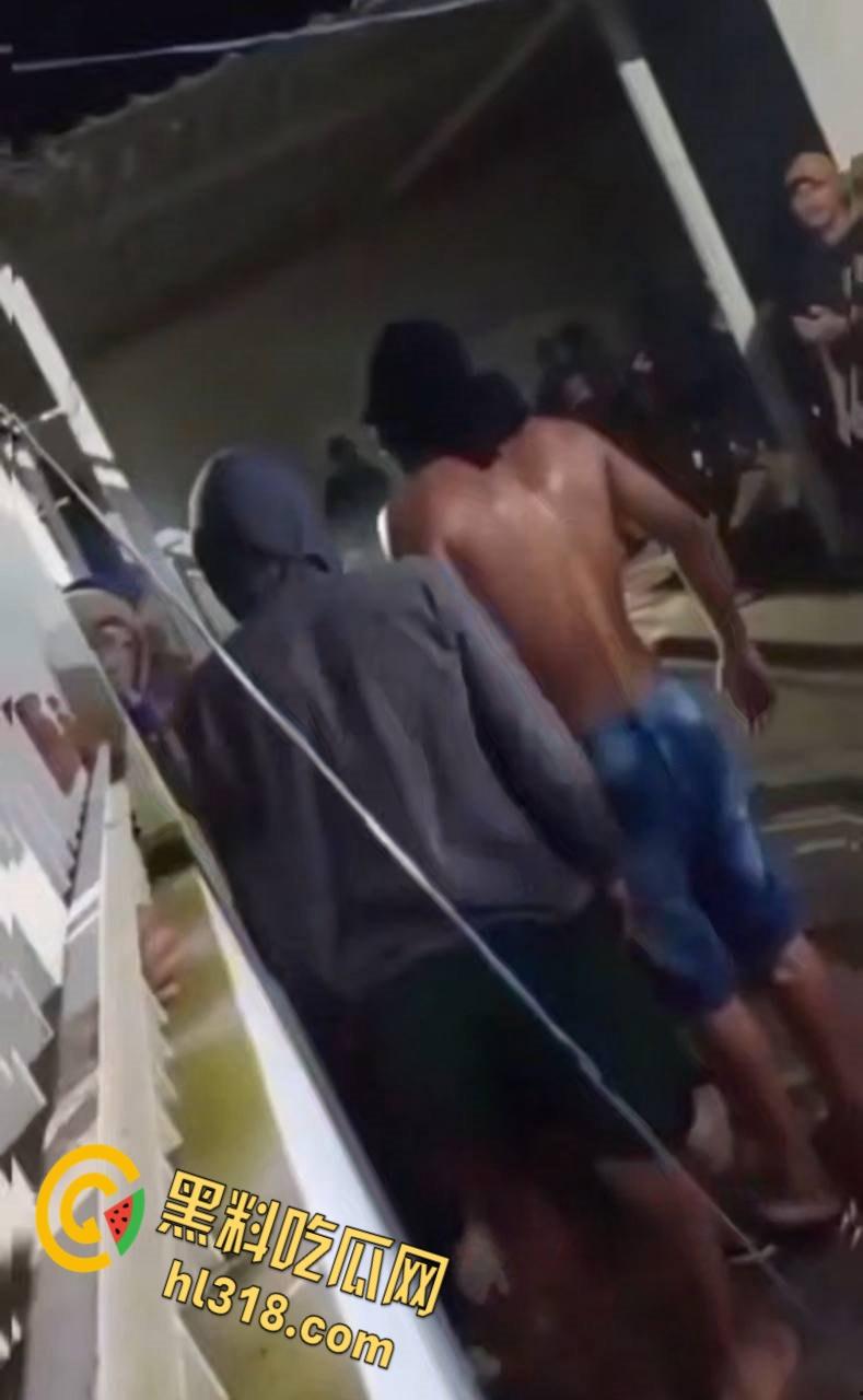 巴西亚马逊州托南廷斯，民众闯入警察局，将一名杀害自己妻子，并打伤继女的男子活活烧死 ！