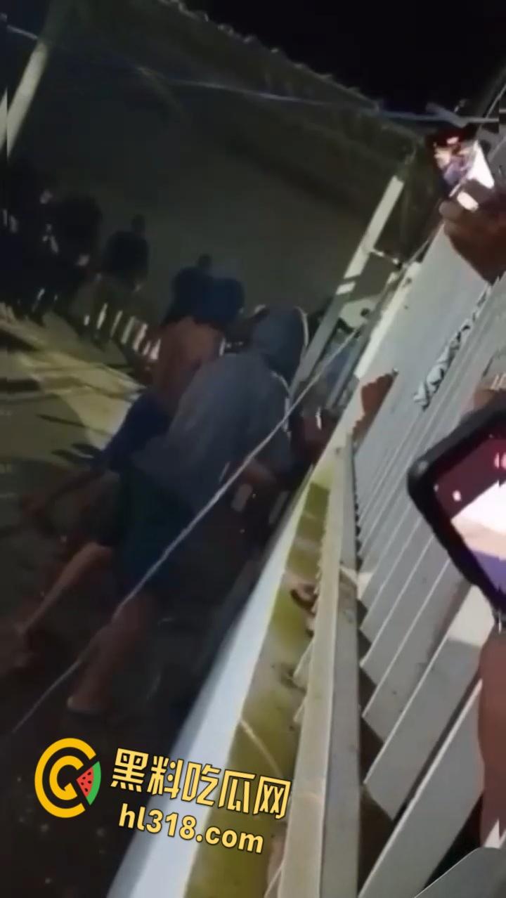 巴西亚马逊州托南廷斯,民众闯入警察局,将一名杀害自己妻子,并打伤继女的男子活活烧死 !-2