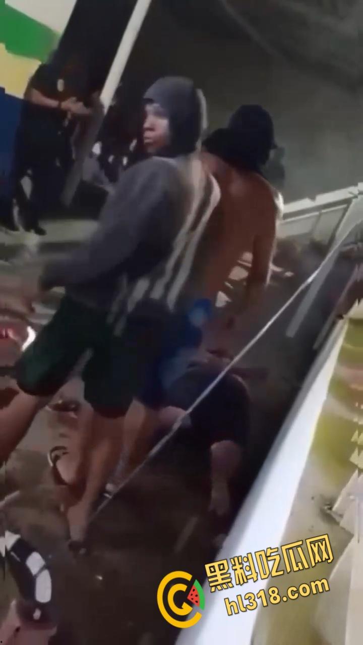 巴西亚马逊州托南廷斯,民众闯入警察局,将一名杀害自己妻子,并打伤继女的男子活活烧死 !-3