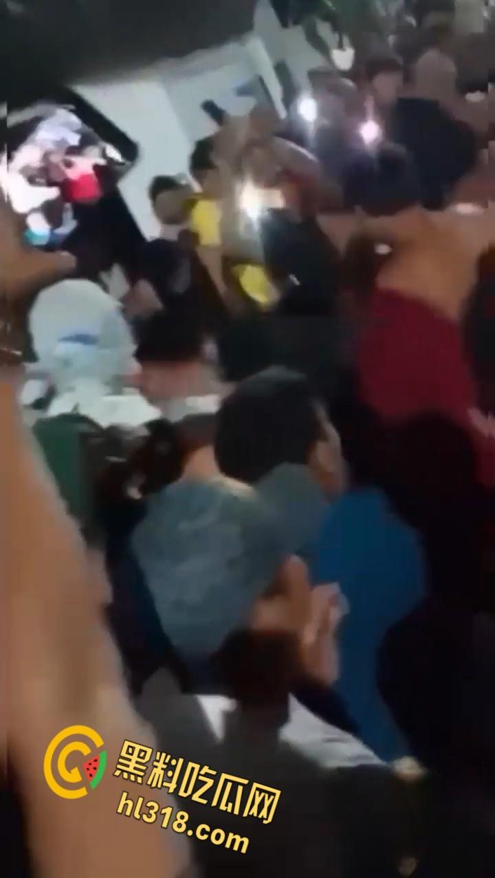 巴西亚马逊州托南廷斯,民众闯入警察局,将一名杀害自己妻子,并打伤继女的男子活活烧死 !-4