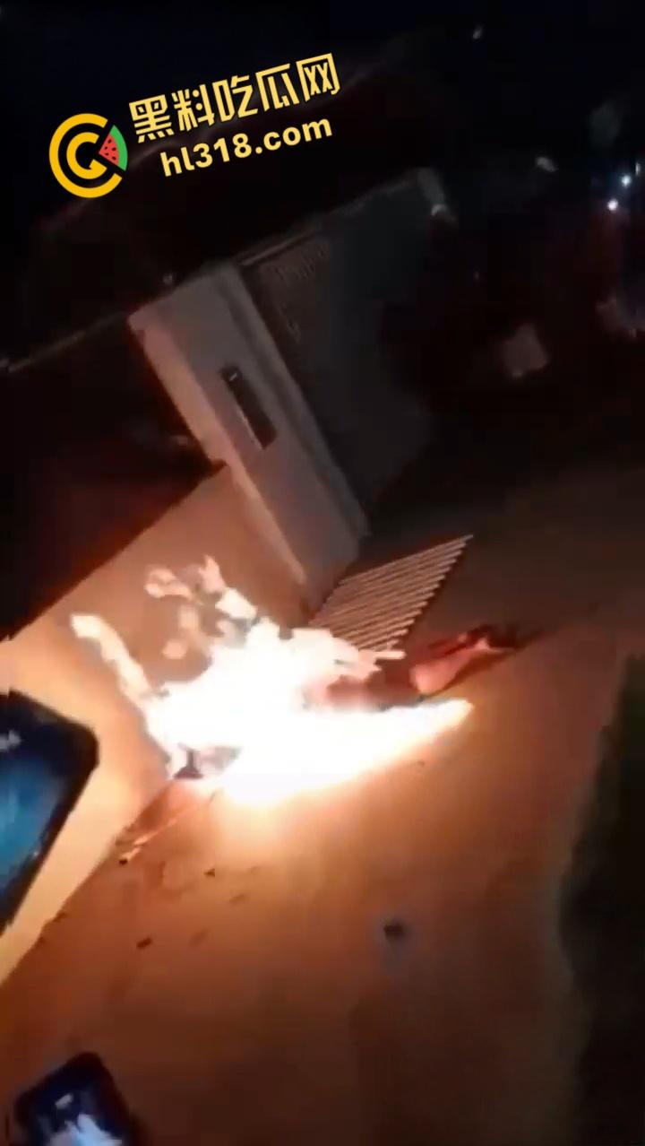 巴西亚马逊州托南廷斯,民众闯入警察局,将一名杀害自己妻子,并打伤继女的男子活活烧死 !-5