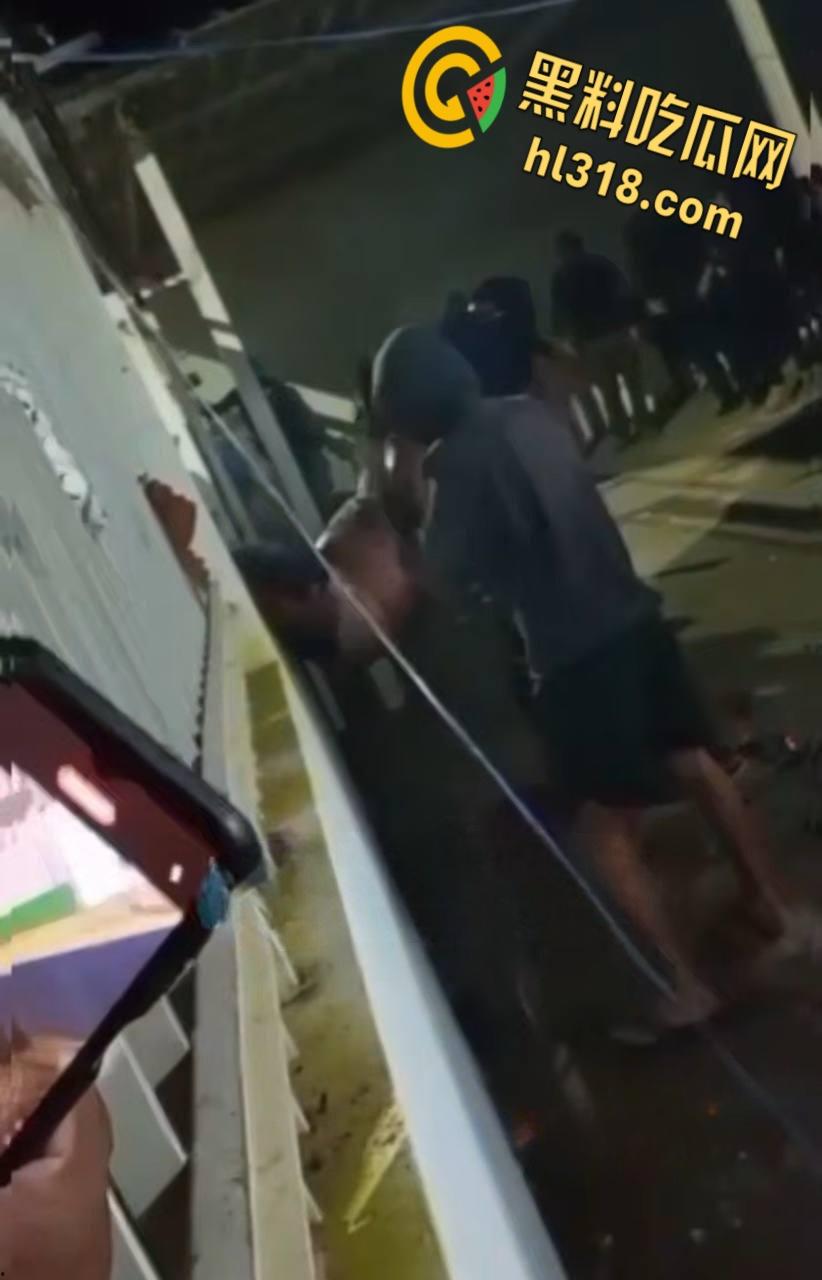 巴西亚马逊州托南廷斯,民众闯入警察局,将一名杀害自己妻子,并打伤继女的男子活活烧死 !-6