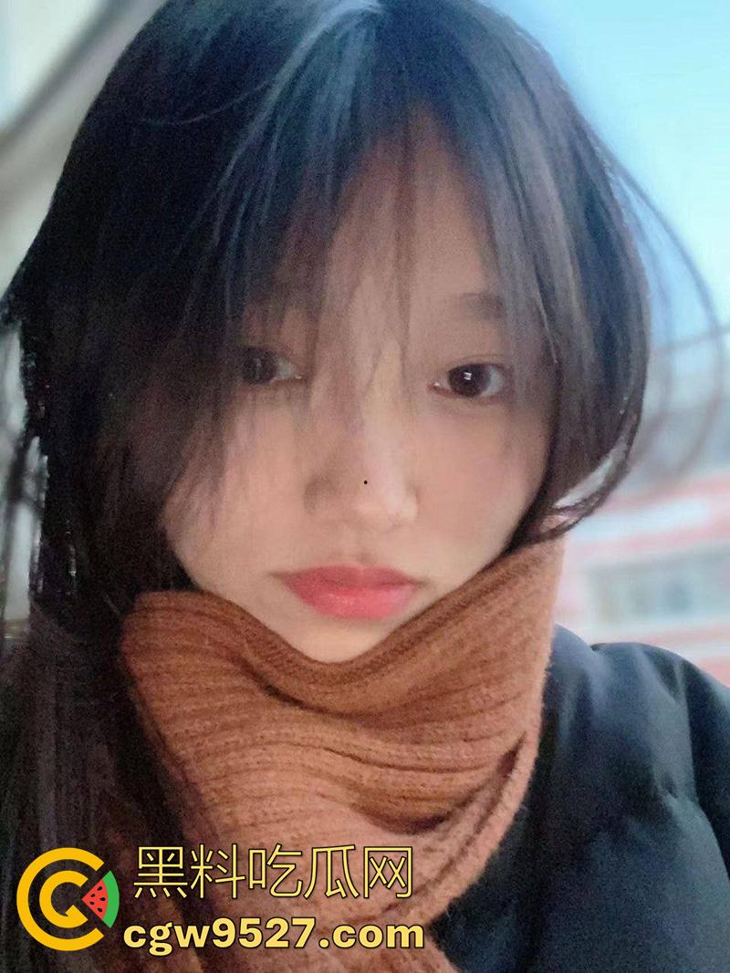 洛阳师范校园公交车【董雪莹】，大二在读反差母狗，三点粉嫩奶大饱满，被调教成母狗吞精口交淫荡至极！