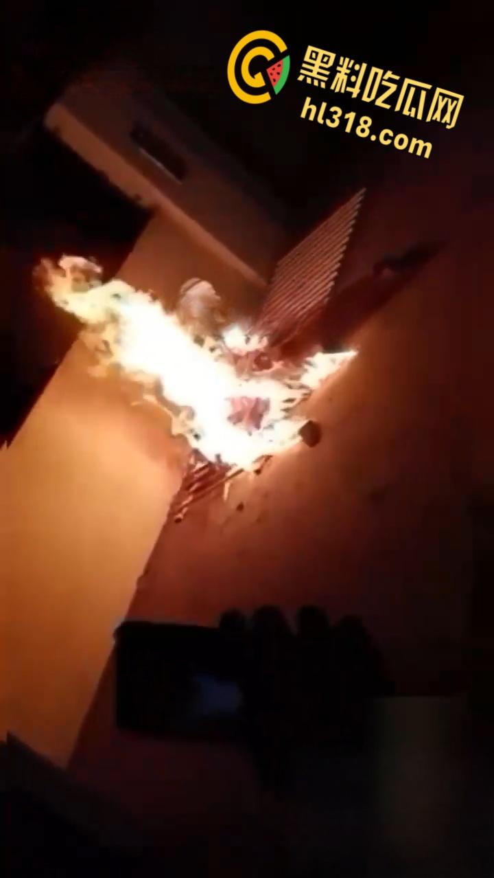 巴西亚马逊州托南廷斯,民众闯入警察局,将一名杀害自己妻子,并打伤继女的男子活活烧死 !-7