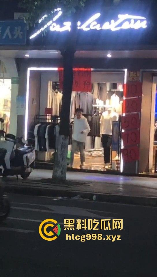 潮阳棉城精神小伙街头斗殴！马刀上手，砍到手臂当场飞掉！-3