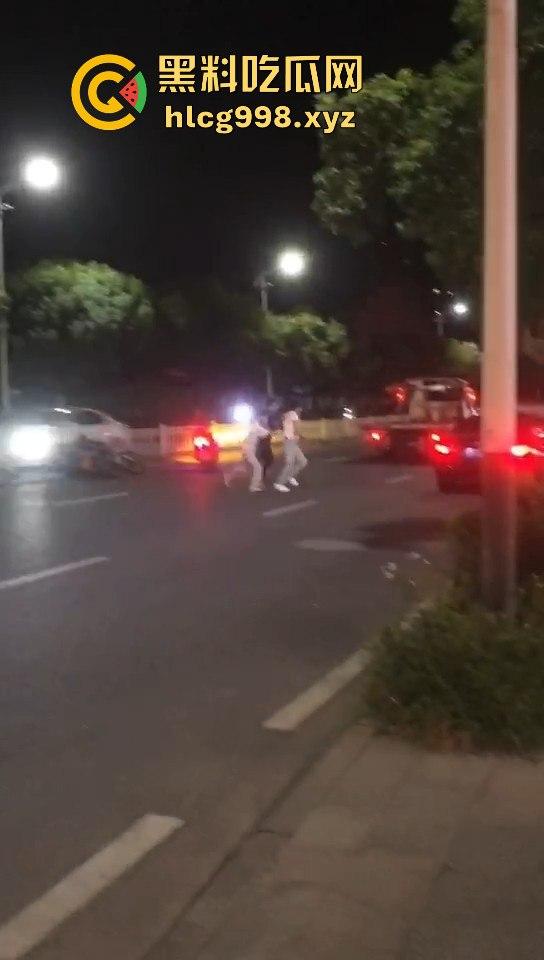 潮阳棉城精神小伙街头斗殴！马刀上手，砍到手臂当场飞掉！-4