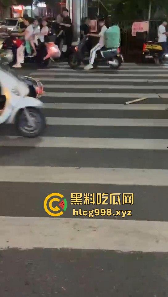 潮阳棉城精神小伙街头斗殴！马刀上手，砍到手臂当场飞掉！-9