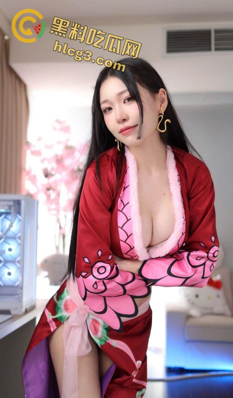海贼王女帝COS自慰视频火爆全网！高颜值顶级身材，让人无法移开视线