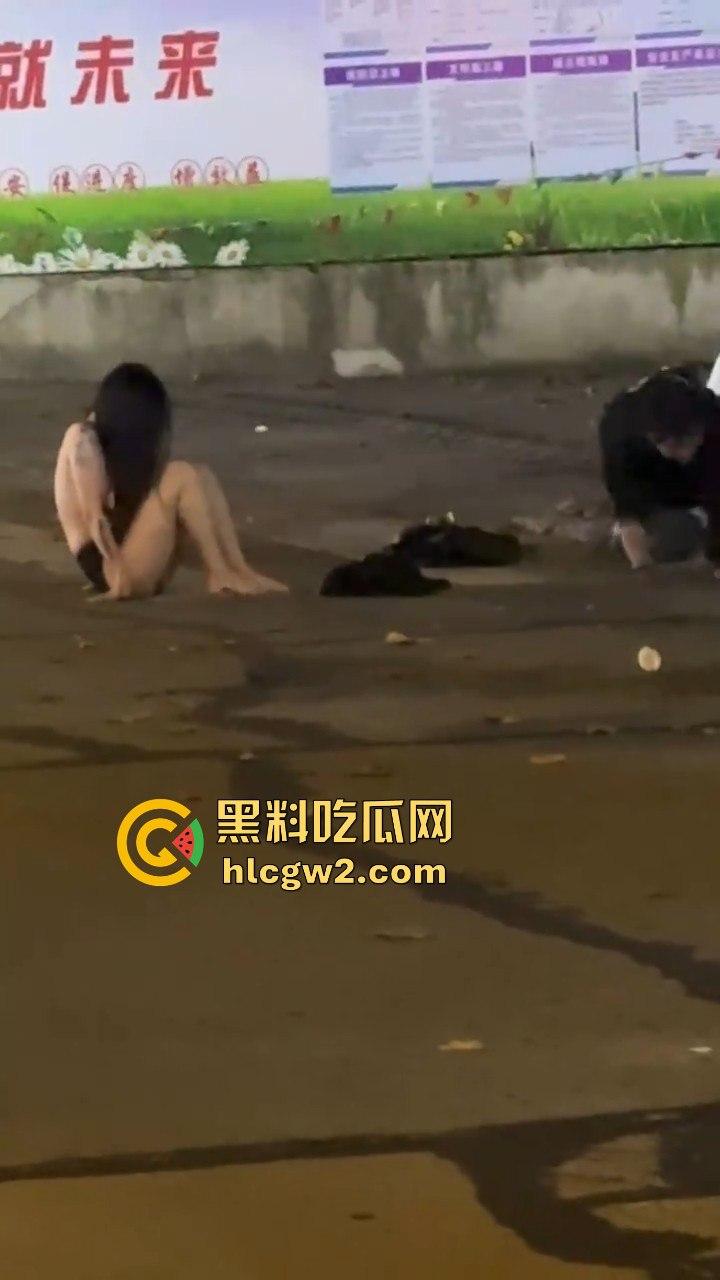 宁波情侣喝多街头吵架 男方直接扒女孩衣服裤子 女的索性光着走大街上！这丢人现眼的，第二天上头条！