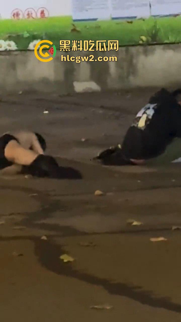 宁波情侣喝多街头吵架 男方直接扒女孩衣服裤子 女的索性光着走大街上！这丢人现眼的，第二天上头条！-5
