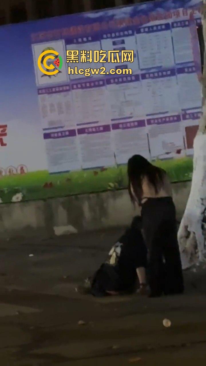 宁波情侣喝多街头吵架 男方直接扒女孩衣服裤子 女的索性光着走大街上！这丢人现眼的，第二天上头条！-7