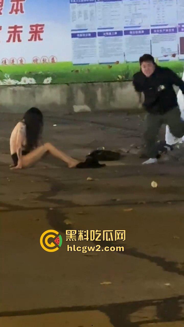 宁波情侣喝多街头吵架 男方直接扒女孩衣服裤子 女的索性光着走大街上！这丢人现眼的，第二天上头条！-8