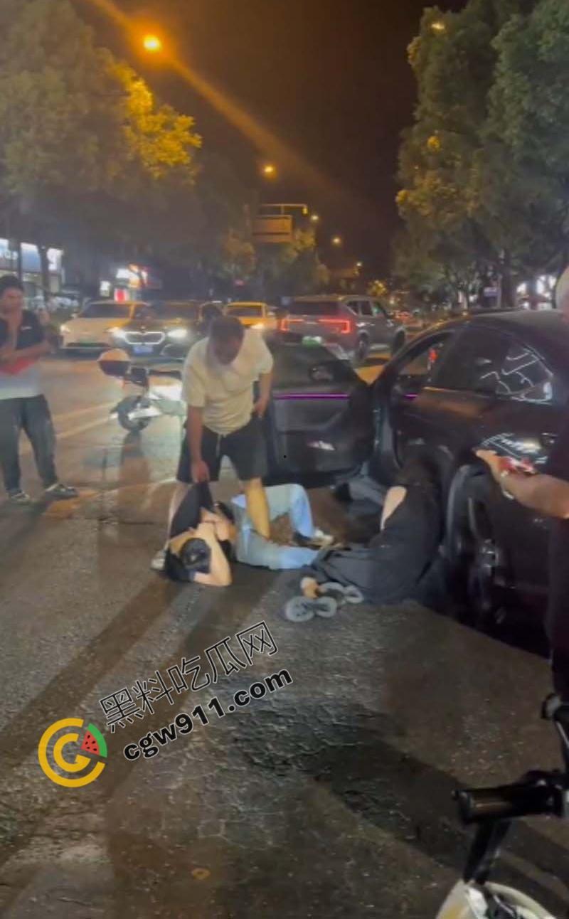 酒店偷情狗男女被原配截车暴打，大屌与脸遭痛殴，荡妇保护奸夫被双双暴揍，围观者连连称快，拍照不停