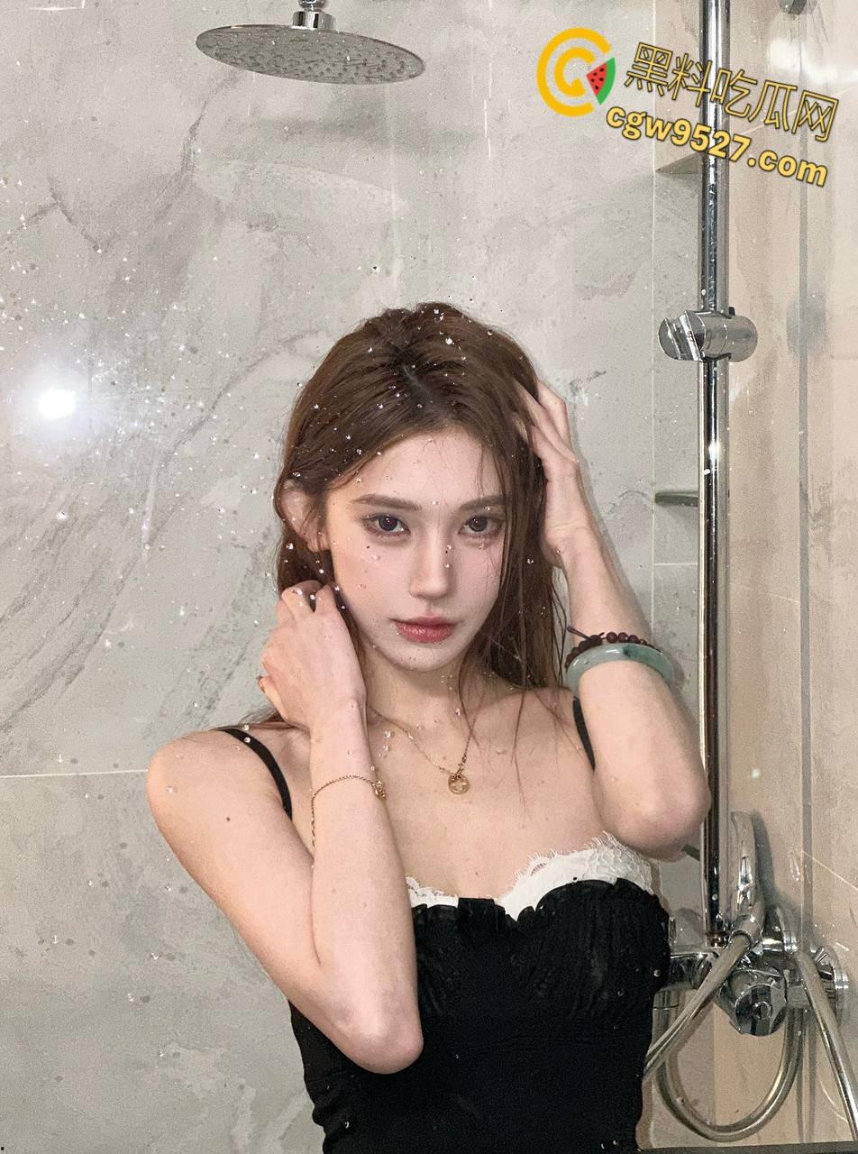 商场逛小吃街,妹妹野外尿尿露出雪白翘臀,勾引哥哥一起去小树林,狂舔骚逼后入爆操,激情内射 !-3