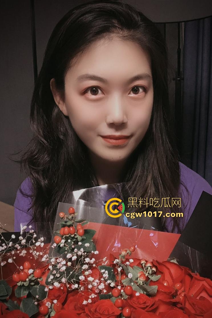 从小被宠大的女神遇到老公大鸡巴也会害羞，口交含到满脸潮红，后入大屁股被啪出红手印，刚结婚完想怎么操就怎么操！