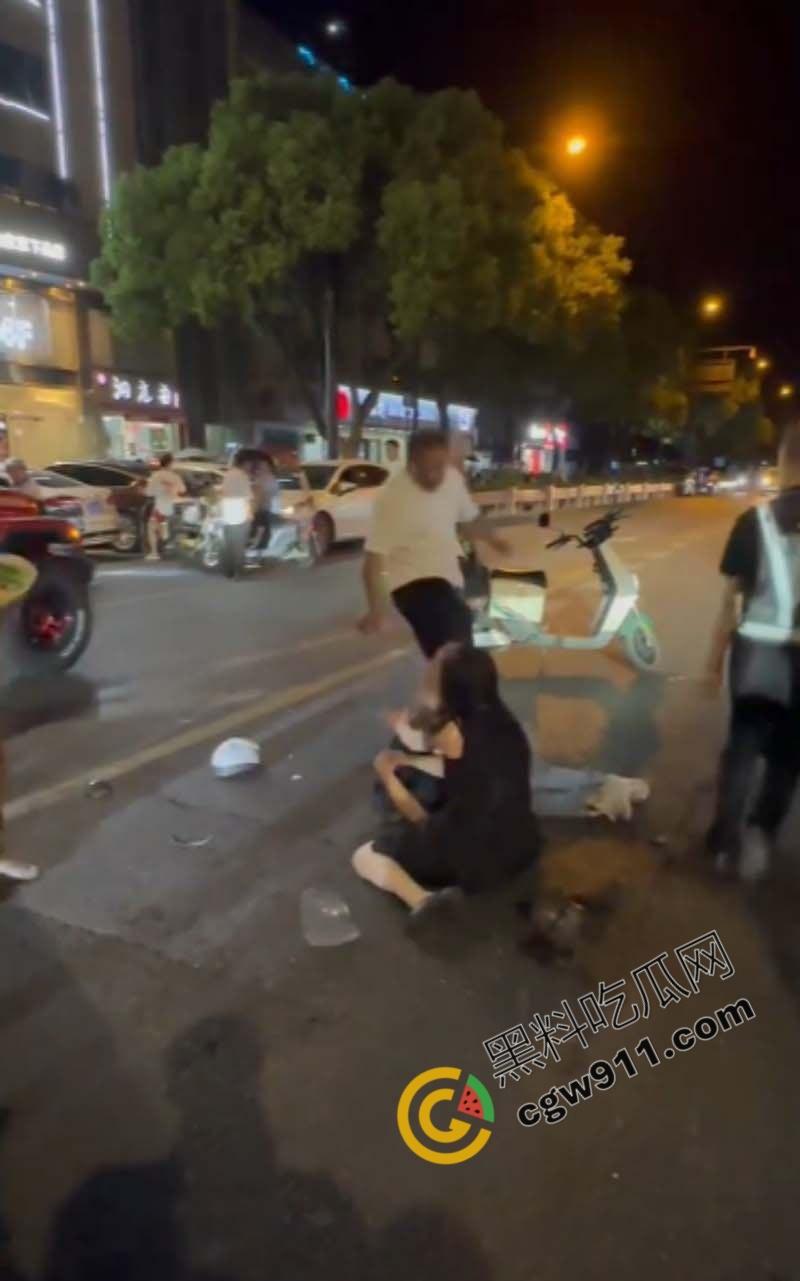 酒店偷情狗男女被原配截车暴打,大屌与脸遭痛殴,荡妇保护奸夫被双双暴揍,围观者连连称快,拍照不停-4