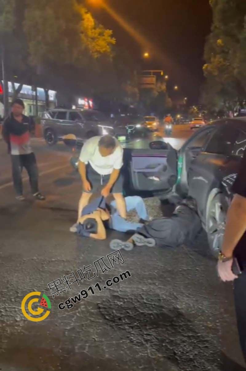 酒店偷情狗男女被原配截车暴打,大屌与脸遭痛殴,荡妇保护奸夫被双双暴揍,围观者连连称快,拍照不停-5