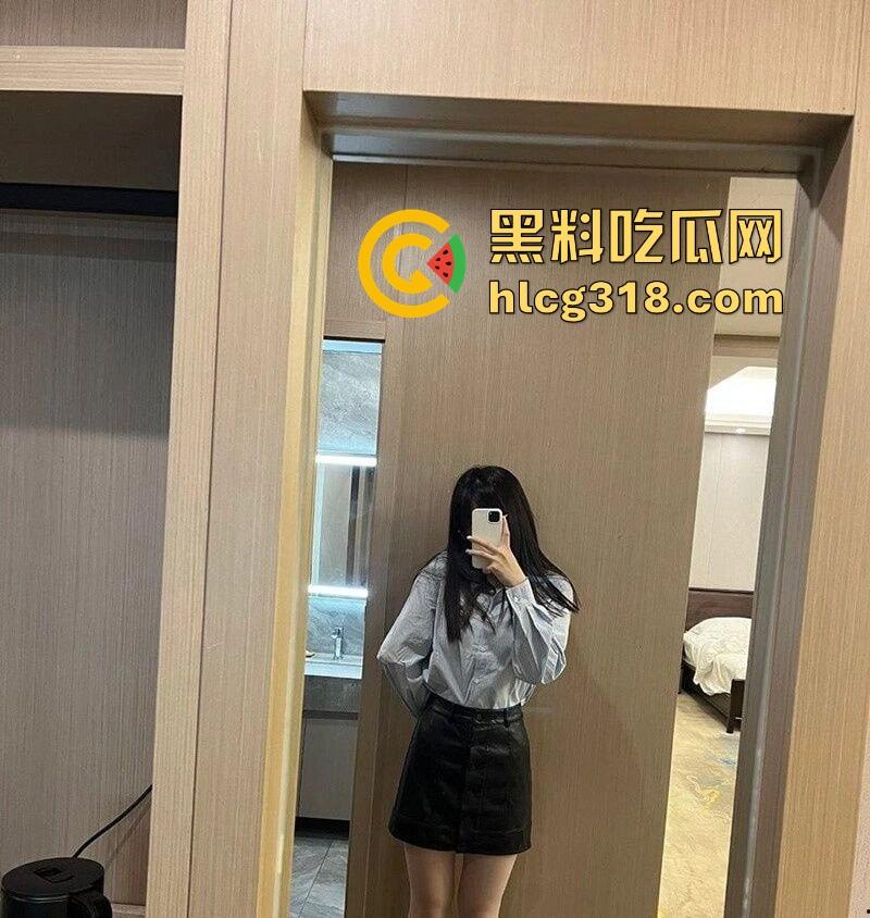 南京大学清纯校园女神【陈伊莉】下海兼职视频曝光!极品尤物被金主拴狗链爆干!-2