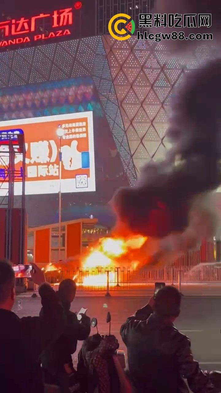 广州南村万博警车大火狂烧成火球,现场围满吃瓜群众狂拍视频,这火势真是牛逼大了!-3