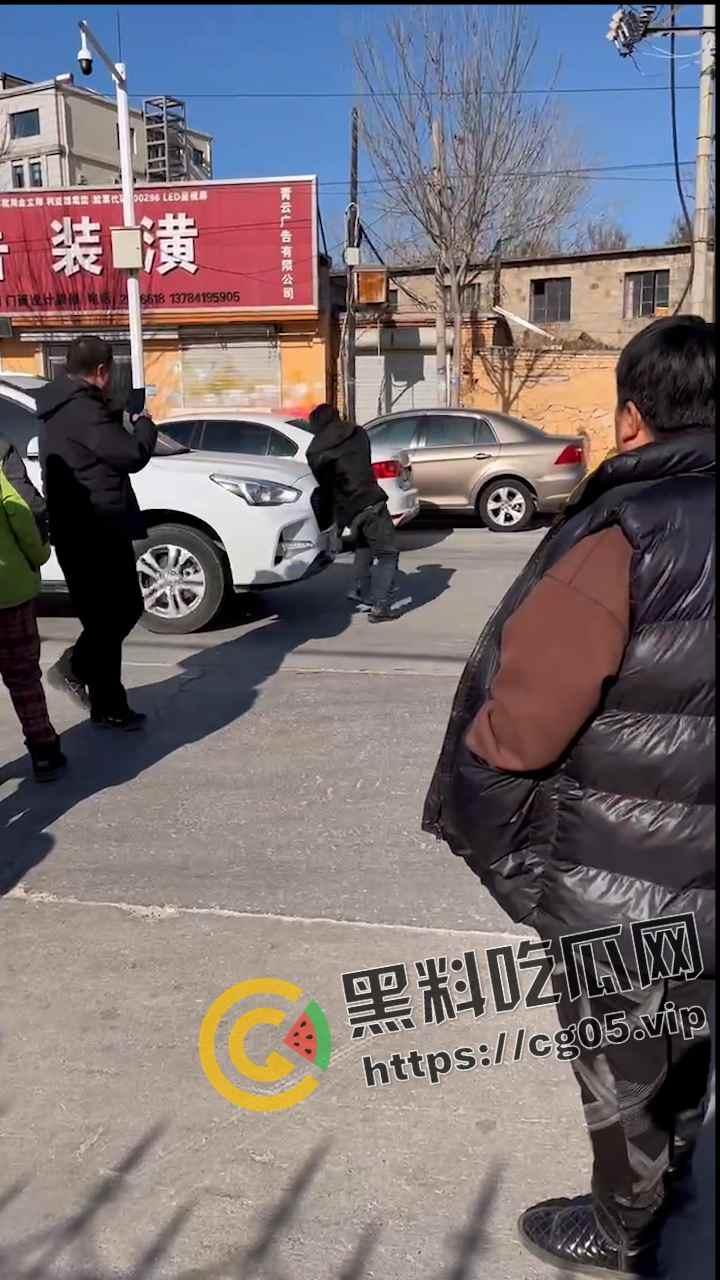 秦皇岛昌黎县妻子因忍受不了家庭暴力 开车碾压大自己20岁丈夫后离去 现场画面曝光-4