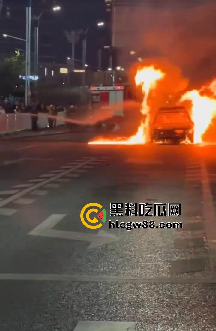 广州南村万博警车大火狂烧成火球,现场围满吃瓜群众狂拍视频,这火势真是牛逼大了!-6