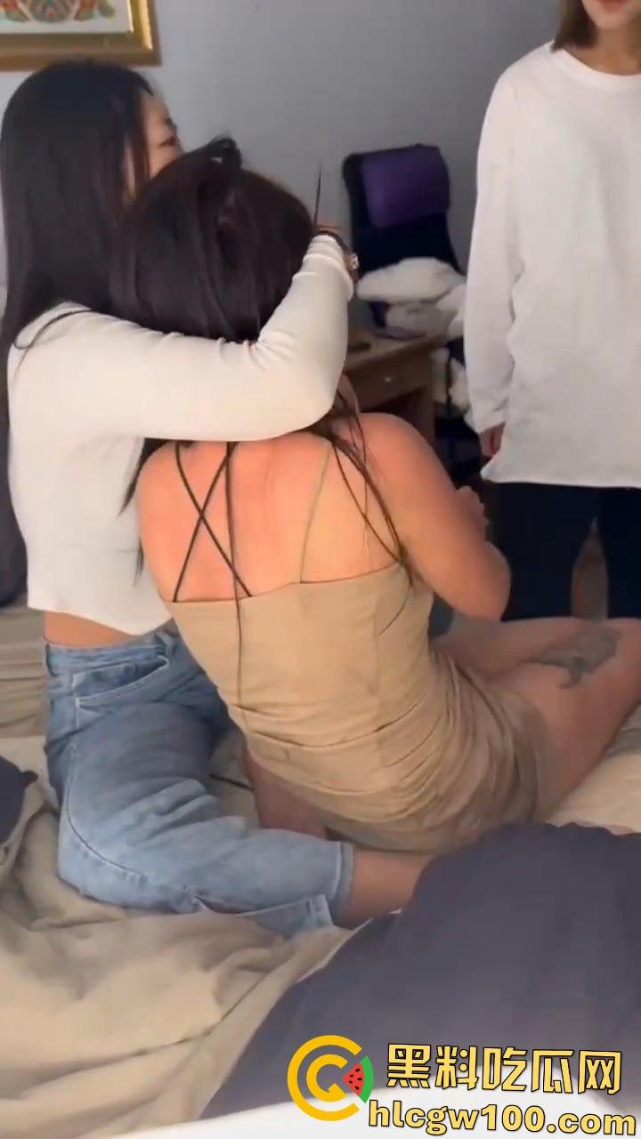 吉林省敦化市精神小妹撕逼,头发满地指甲盖都给周飞了,这小妹真猛啊警棍都抡出来了-5