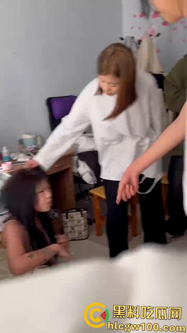 吉林省敦化市精神小妹撕逼,头发满地指甲盖都给周飞了,这小妹真猛啊警棍都抡出来了-6