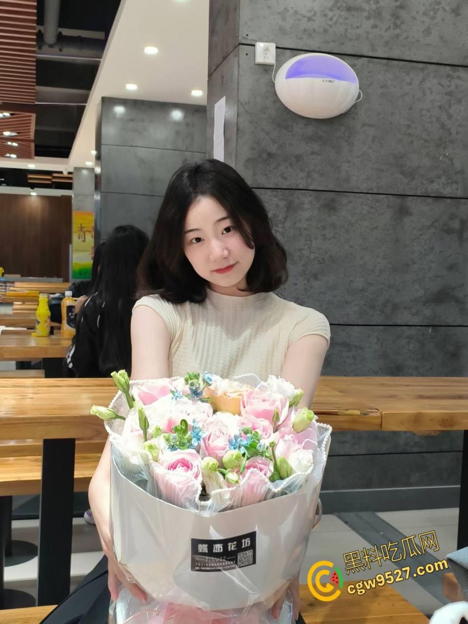 浙江清纯嫩妹【胡晓霞】，异地女友视频娇喘自慰，见面被戴着狗链被调教爆操，露脸舔屌超反差 !