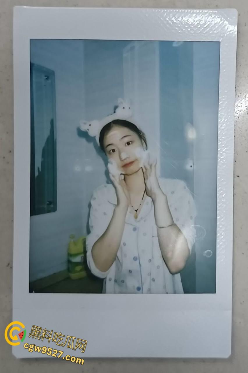 浙江清纯嫩妹【胡晓霞】,异地女友视频娇喘自慰,见面被戴着狗链被调教爆操,露脸舔屌超反差 !-2