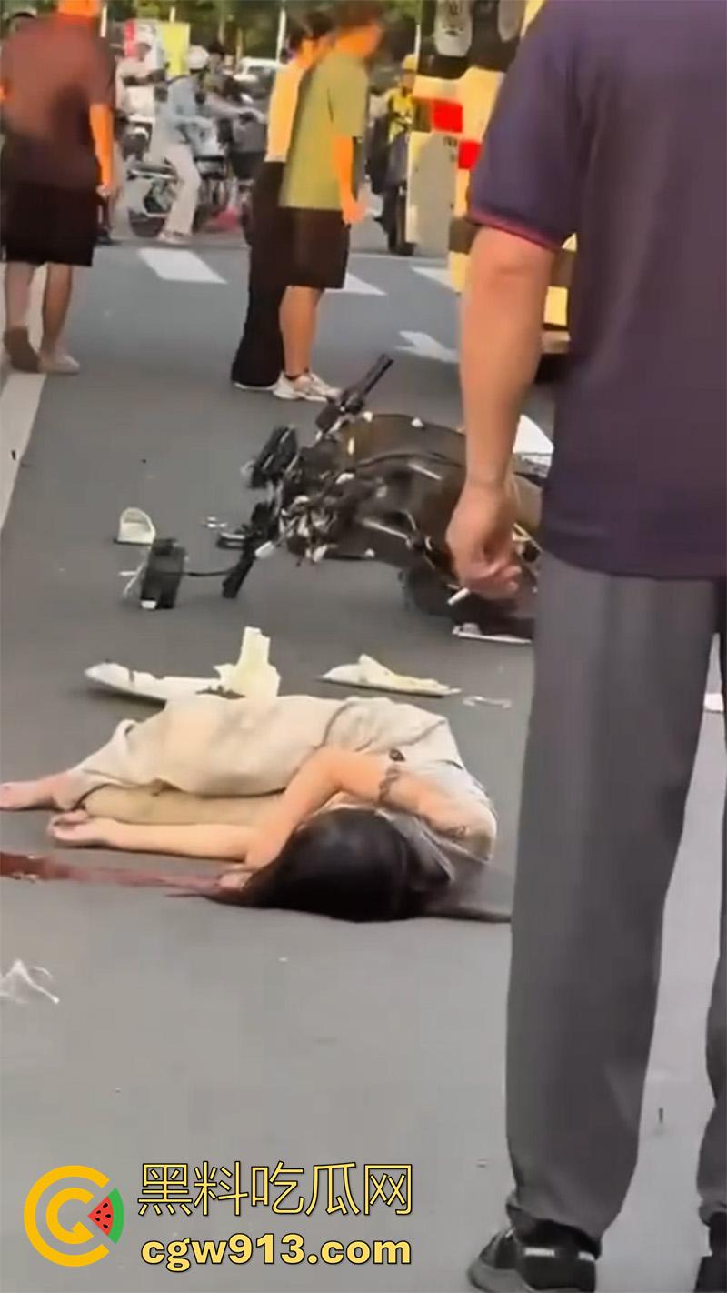 骑车扣逼送命真是爽死了!广东清远小仙女,骑车被后座精神小伙扣穴,结果爽过头出车祸,因未戴头盔当场死亡!-4