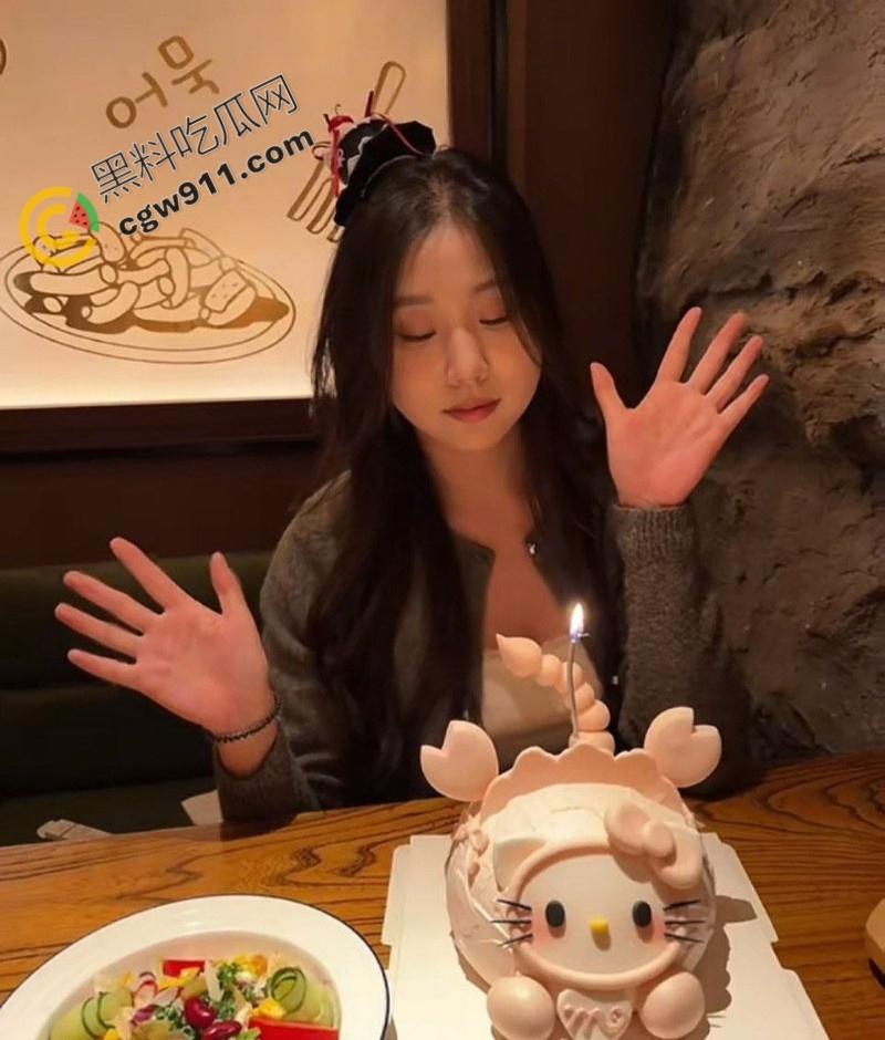 成都尤物【于晨曦】疯狂约炮曝光：清纯面具下的淫荡本性，口交深喉，女上骑乘，淫水四溅，十足的性瘾母狗！