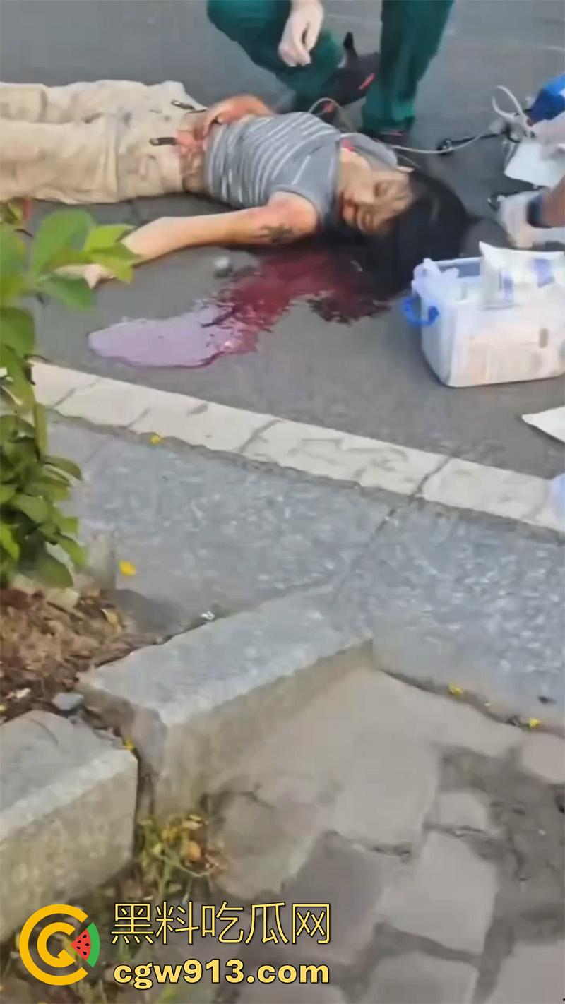 骑车扣逼送命真是爽死了!广东清远小仙女,骑车被后座精神小伙扣穴,结果爽过头出车祸,因未戴头盔当场死亡!-5