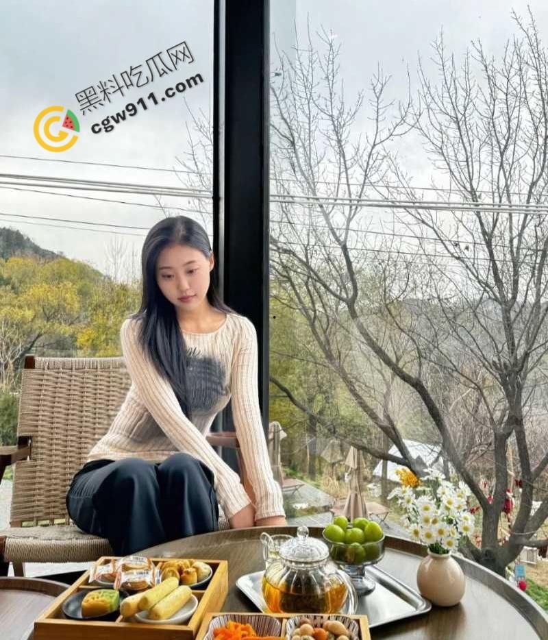 成都尤物【于晨曦】疯狂约炮曝光：清纯面具下的淫荡本性，口交深喉，女上骑乘，淫水四溅，十足的性瘾母狗！-2