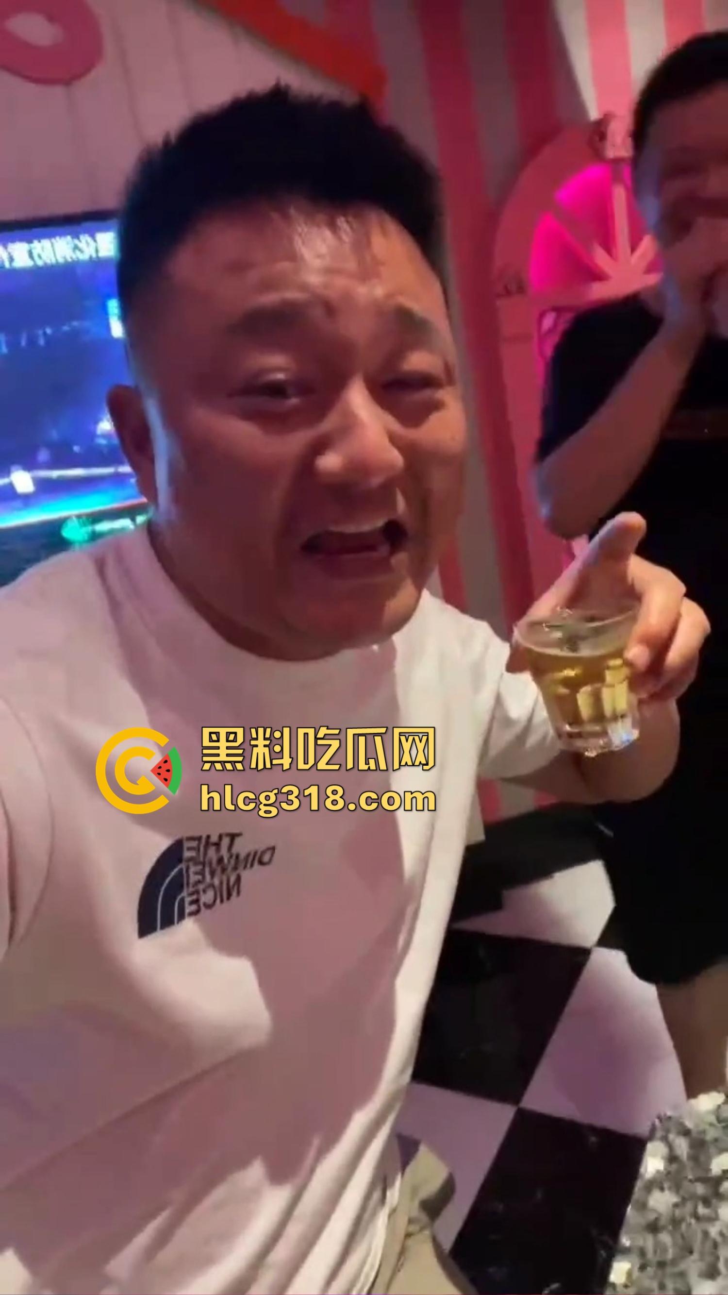 KTV里都开始轮流干嫂子,兄弟喊麦伴奏,兄弟老婆众人炮架都能当众干,喝酒唱歌举杯助兴!-7