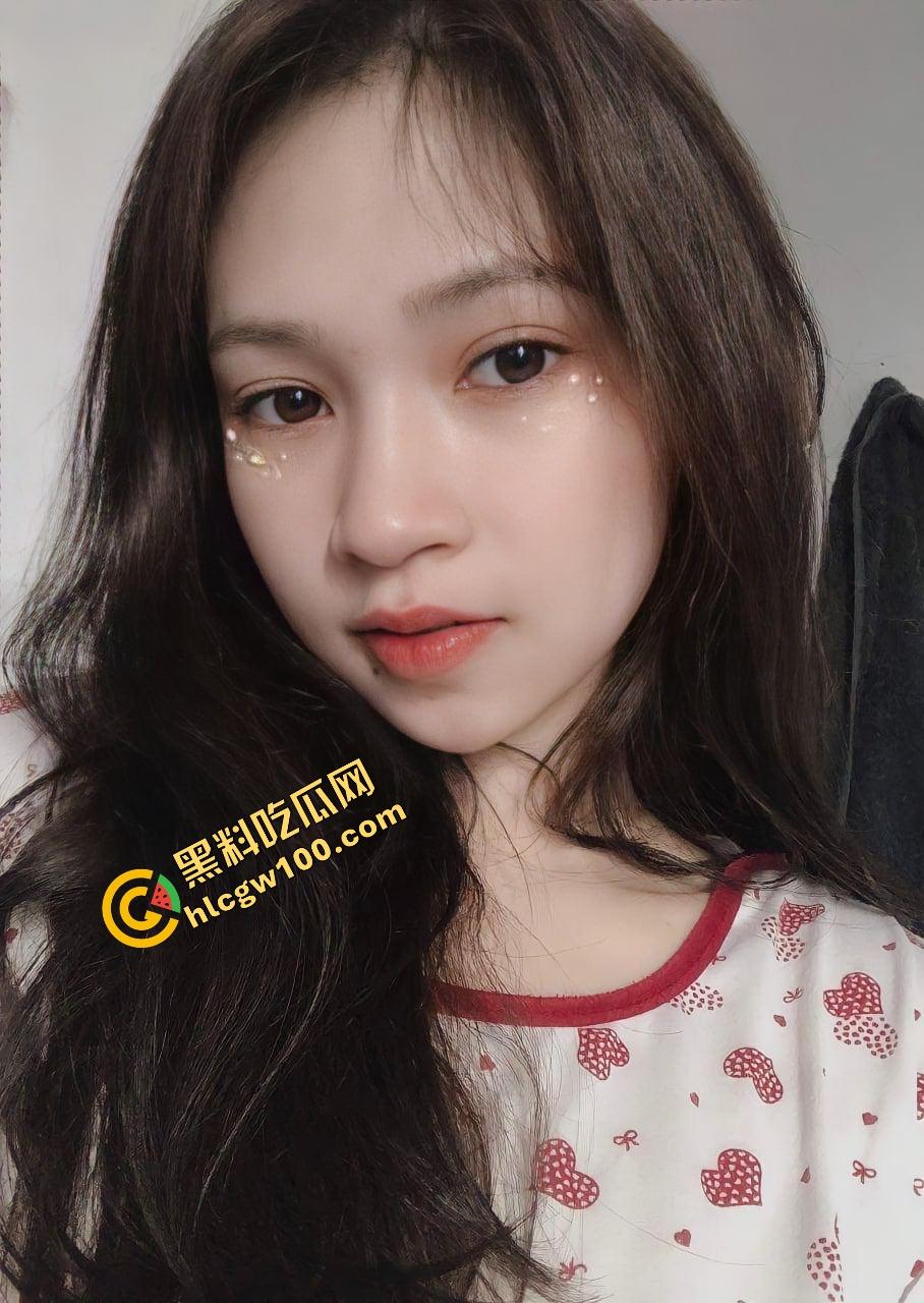 新加坡极品大雷反差婊留学生【匡玉冰】与洋屌男友浴缸激情做爱，浴缸淫荡激情后入猛怼！