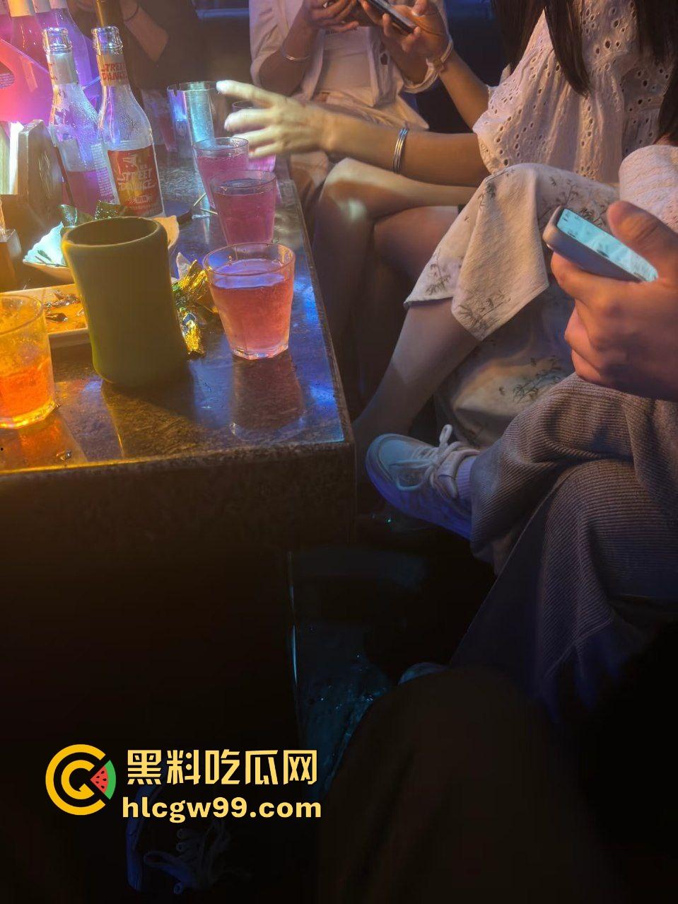 贵州六盘水同事摸奶大会记时捏奶挑战!开心摸奶一个接一个,聚会就该这般刺激淫荡!-2