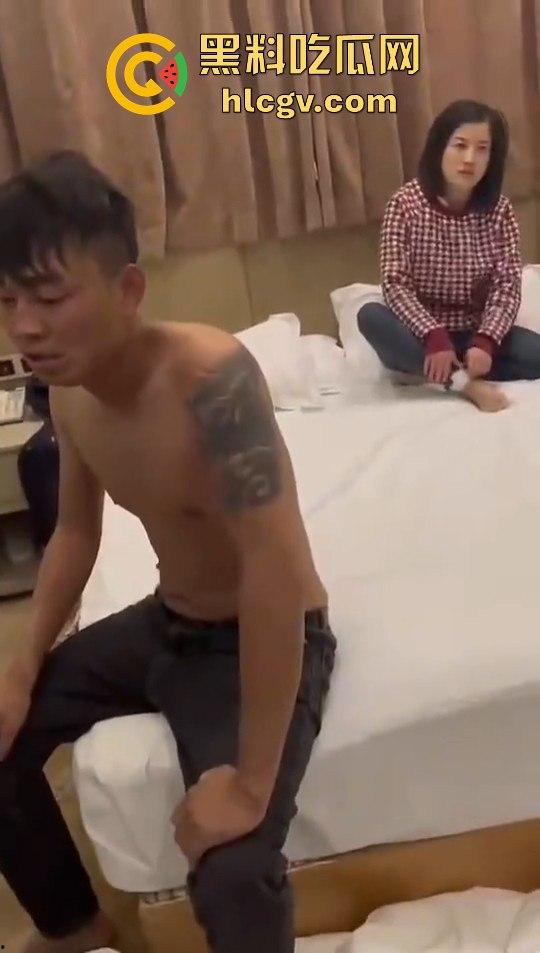 女子带闺蜜捉奸,丈夫反应神速护小三,自己挨打一波输出,只为保住那骚逼!-2