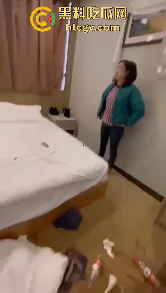 女子带闺蜜捉奸,丈夫反应神速护小三,自己挨打一波输出,只为保住那骚逼!-3