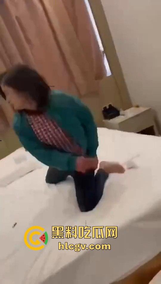 女子带闺蜜捉奸,丈夫反应神速护小三,自己挨打一波输出,只为保住那骚逼!-6