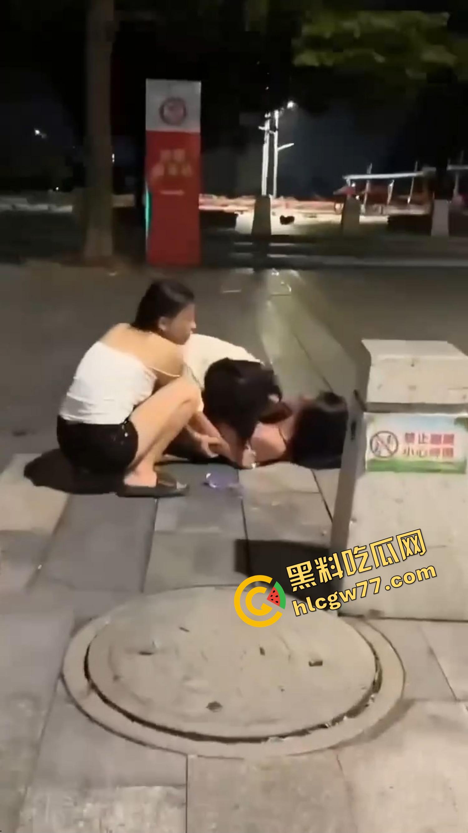 南昌精神小妹当街撕逼奶都露了，精神小伙骑电瓶车劝架他不是拉架，他是开电瓶车撞进去！