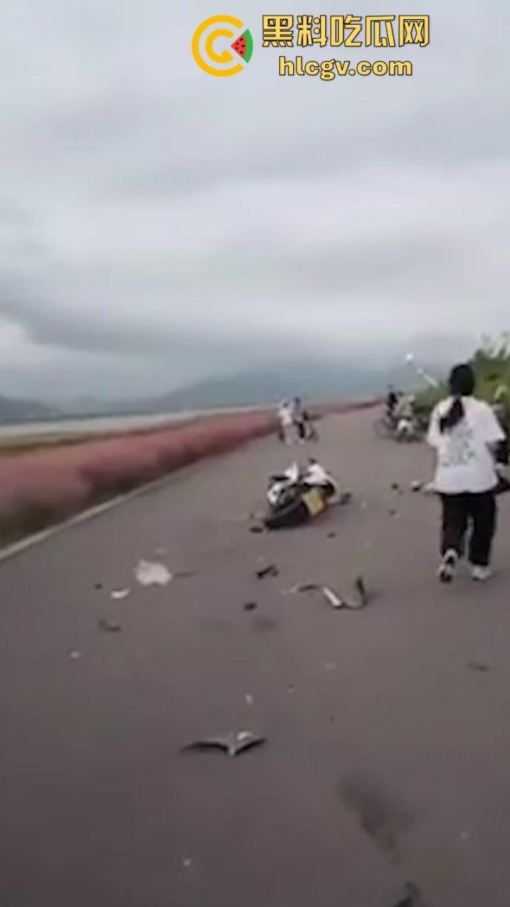 玩车就是玩命！两大学生借车带妹 超速飚车不慎相撞 一死一废-11