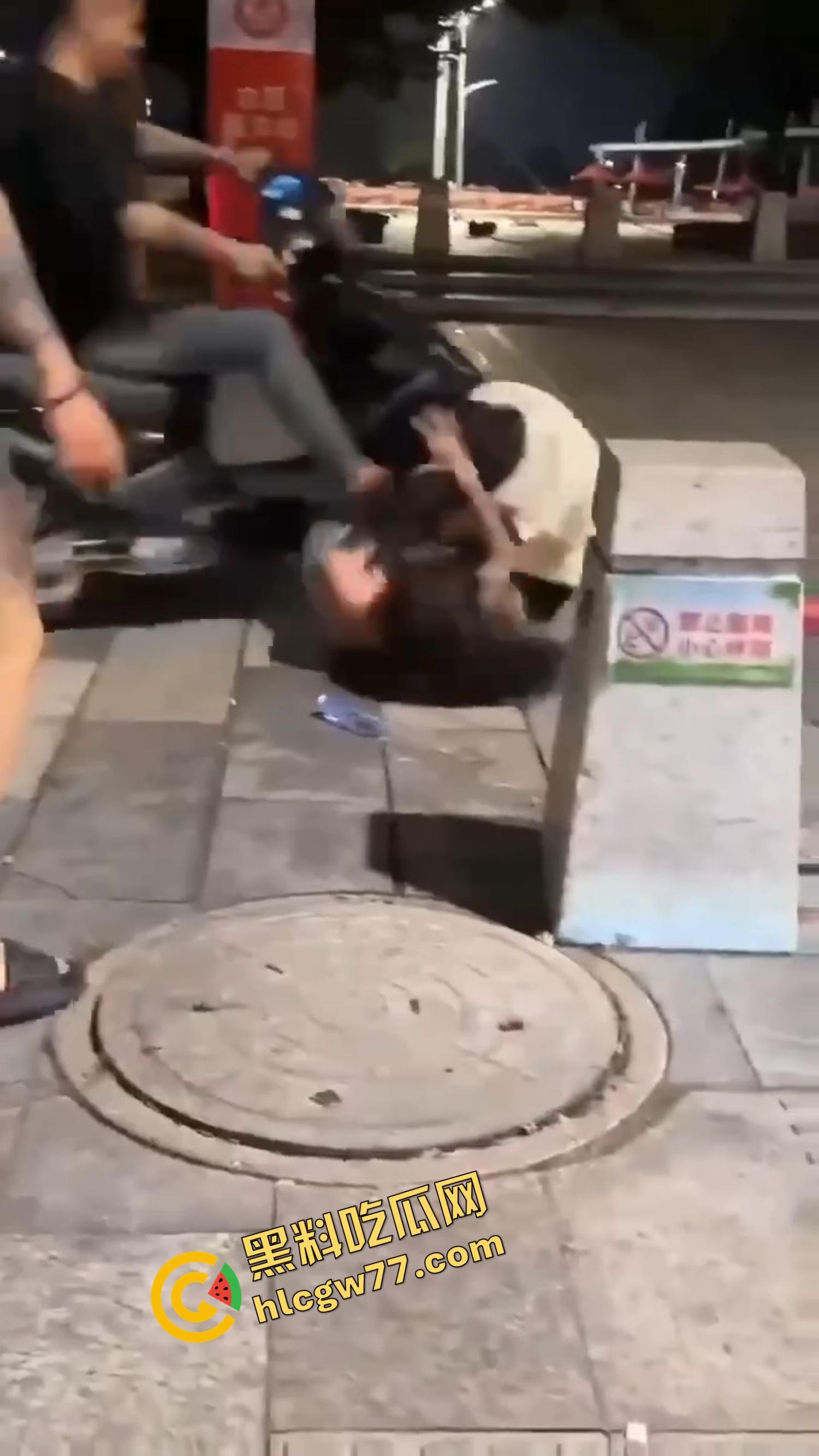 南昌精神小妹当街撕逼奶都露了,精神小伙骑电瓶车劝架他不是拉架,他是开电瓶车撞进去!-6