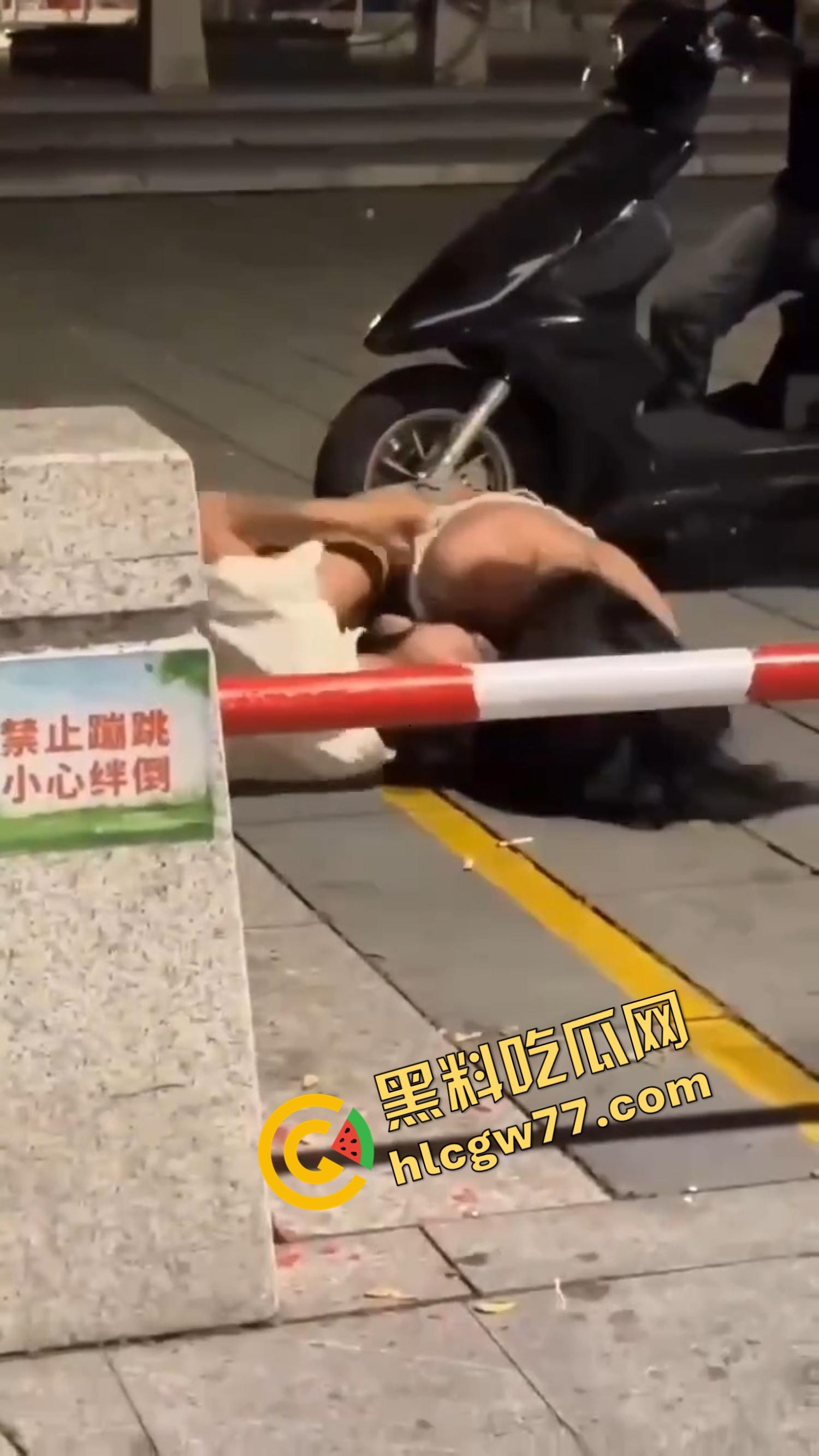 南昌精神小妹当街撕逼奶都露了,精神小伙骑电瓶车劝架他不是拉架,他是开电瓶车撞进去!-7