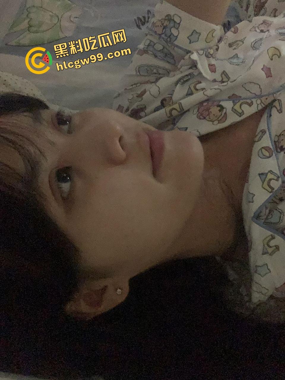 谈个骚母狗是种什么体验?潍坊工商职业反差骚货,袁芊宿舍内自拍骚逼还要P图供男友观赏!-4