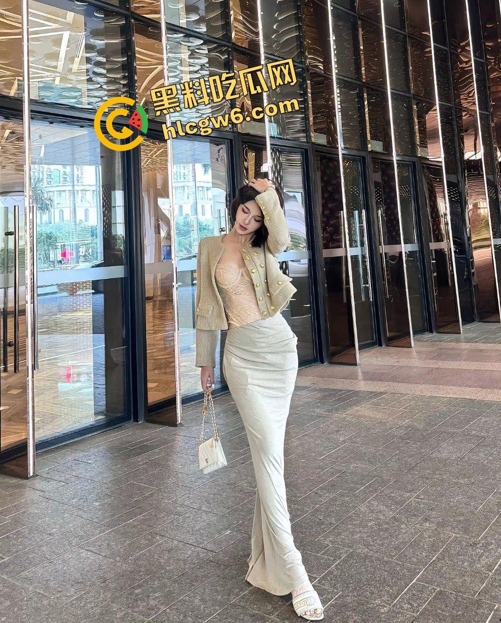 北京商务中心区气质靓女反差骚鸡『廖若桐』与多金人士刺激摸奶 酒店激情爆操后怼骚逼！原创独家流出！