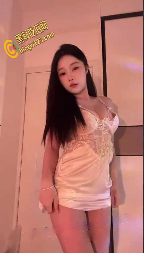 抖音美女主播【馨仪hhh】,微胖身材奶又大又挺拔,骚逼肉肉的看上去就紧!-2