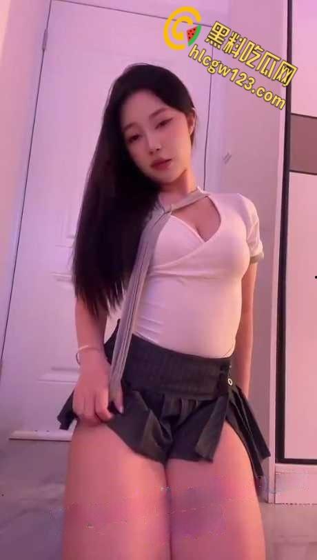 抖音美女主播【馨仪hhh】,微胖身材奶又大又挺拔,骚逼肉肉的看上去就紧!-3