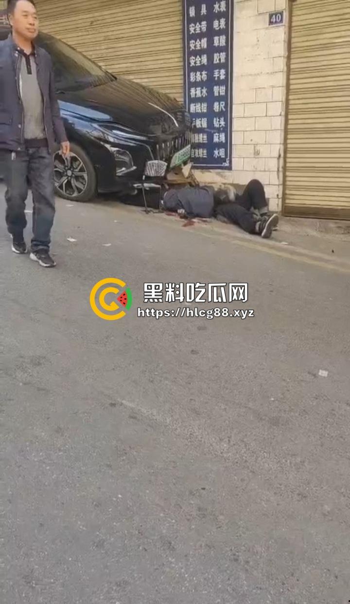 四川红旗骚女踩错油门当刹车，100码撞飞路人，车砸路沿顾客吓死个人真马路杀手！