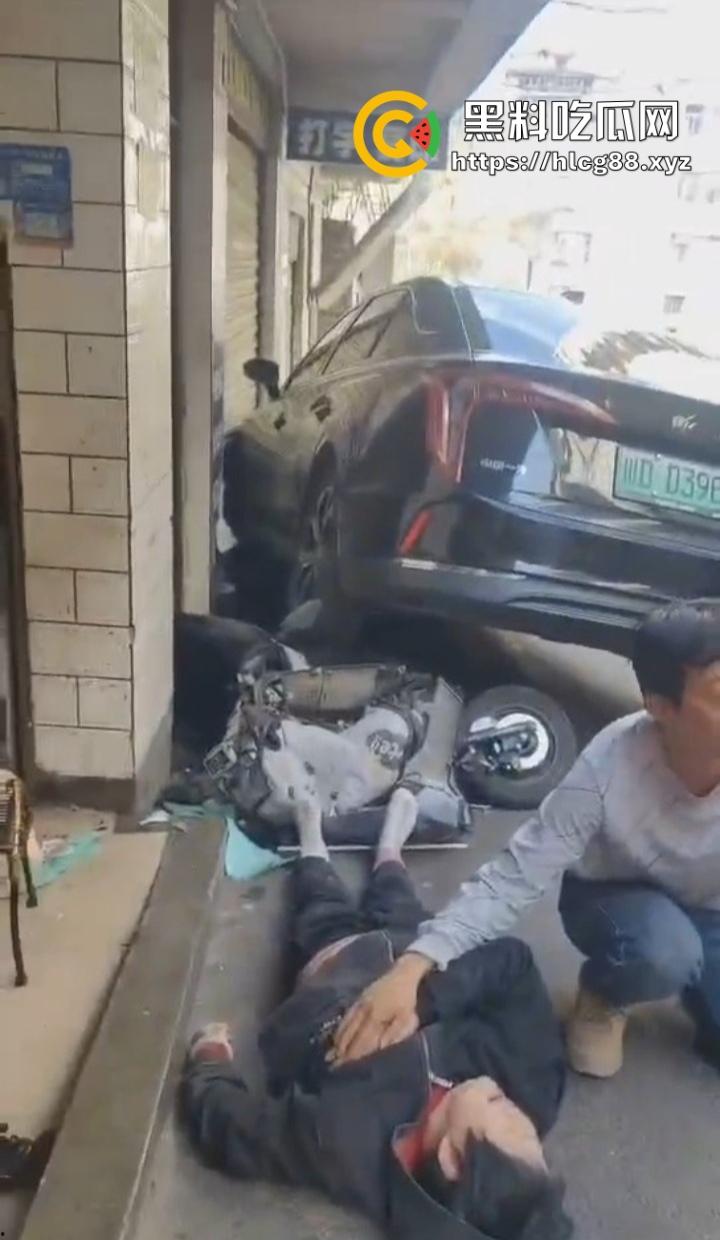 四川红旗骚女踩错油门当刹车,100码撞飞路人,车砸路沿顾客吓死个人真马路杀手!-3